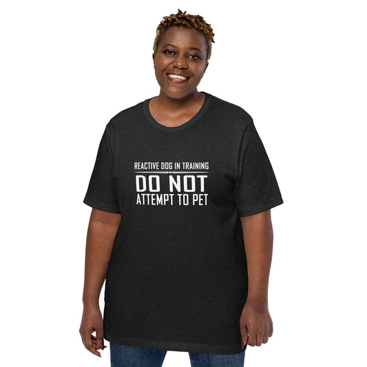 REACTIVE DOG IN TRAINING - DO NOT ATTEMPT TO PET - Unisex t-shirt